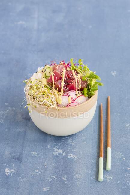 Poke bowl with tuna, rice and cucumber slices — Stock Photo