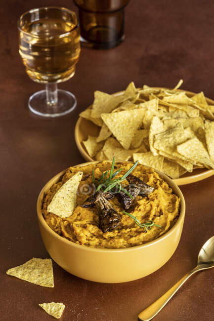 Pumpkin spice dip with mushrooms and corn tortilla chips — Stock Photo