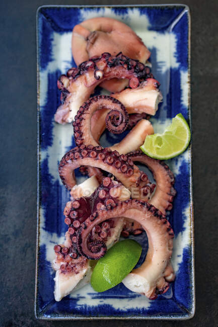 Grilled octopus with limes — Stock Photo