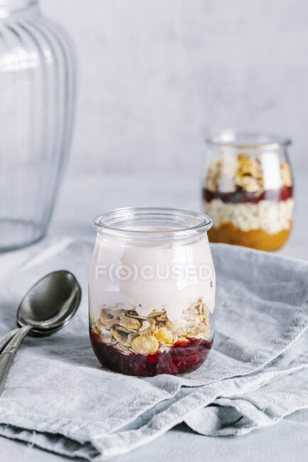 Parfait di lamponi sani con yogurt in barattoli di vetro — Foto stock