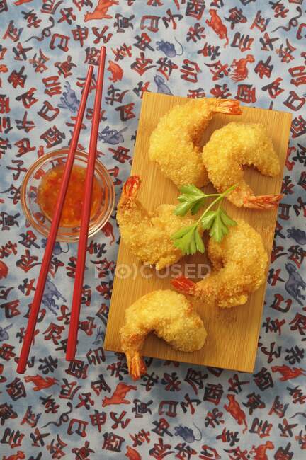 Gamberi tempura con salsa agrodolce — Foto stock