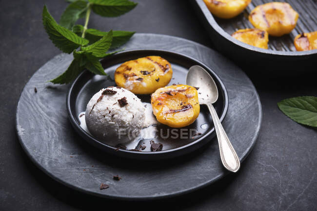 Vegan tonka bean ice cream with grilled peaches — Stock Photo