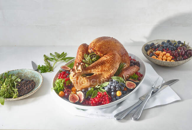Roast turkey with herbs and berries — Stock Photo