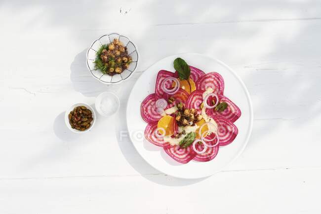 Beetroot salad with orange, chickpeas and kaniwa — Stock Photo
