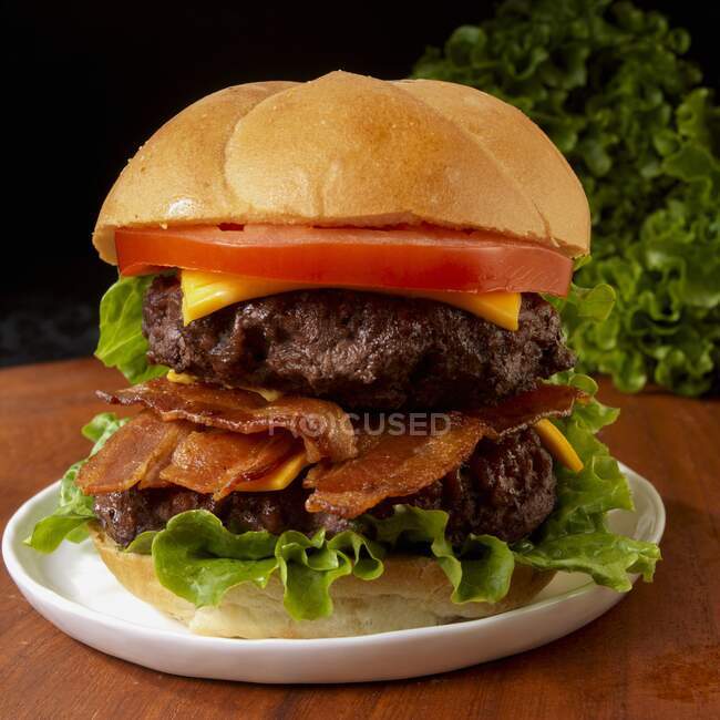 Doppelter Cheeseburger mit Speck, Tomate und Salat — Stockfoto