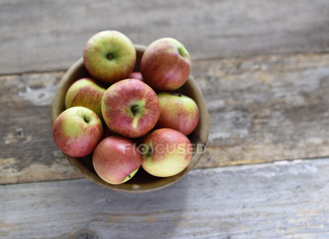 Garden apples in an olive wood bowl — Stock Photo