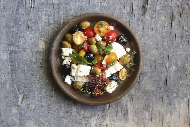Greek salad with olives and feta cheese — Stock Photo