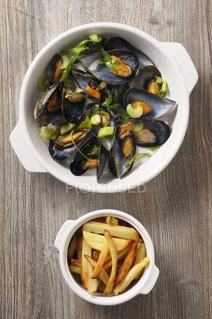 Mussels with french fries — Stock Photo
