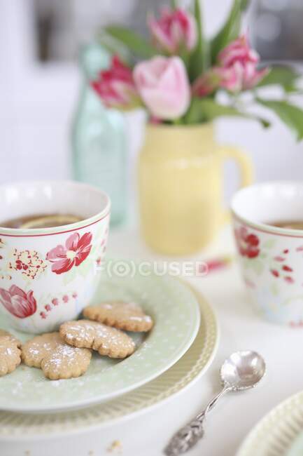 Biscuits en forme de coeur et thé — Photo de stock