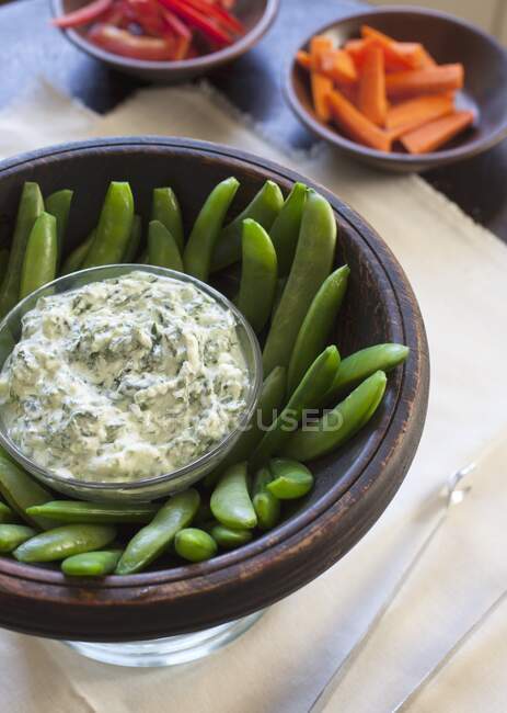 Summer crudite with kale yoghurt dip — Stock Photo