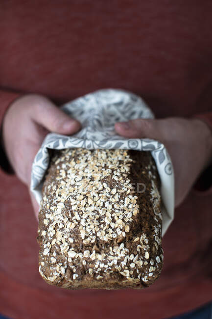 Pan de centeno con bayas de centeno, calabaza y semillas de girasol - foto de stock