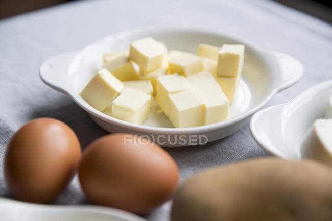 Primo piano di deliziosi Burro e uova — Foto stock