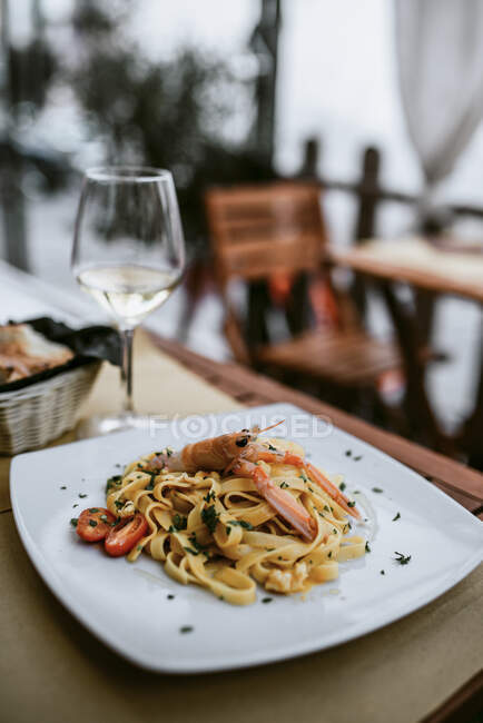 Tagliatelle with prawns, cherry  tomatoes and parsley — Stock Photo