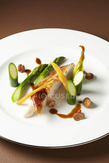 Roast poularde breast with green asparagus — Stock Photo