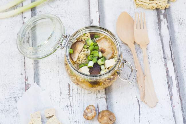 Soupe ramen Miso aux champignons shiitake, tofu et oignon de printemps — Photo de stock