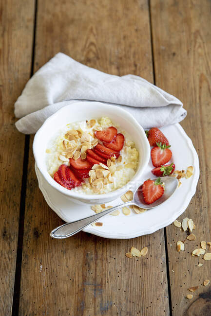Bouillie de millet aux fraises et amandes en flocons — Photo de stock