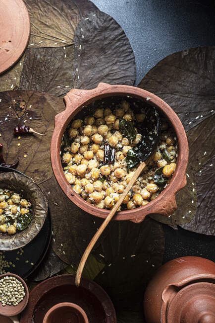 Vista superior de vários legumes e especiarias em tigela de cerâmica. alimento e nutrição saudável conceito de pratos. — Fotografia de Stock