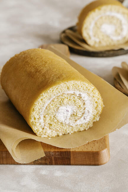 Vanilla roll cake with cream cheese — Stock Photo