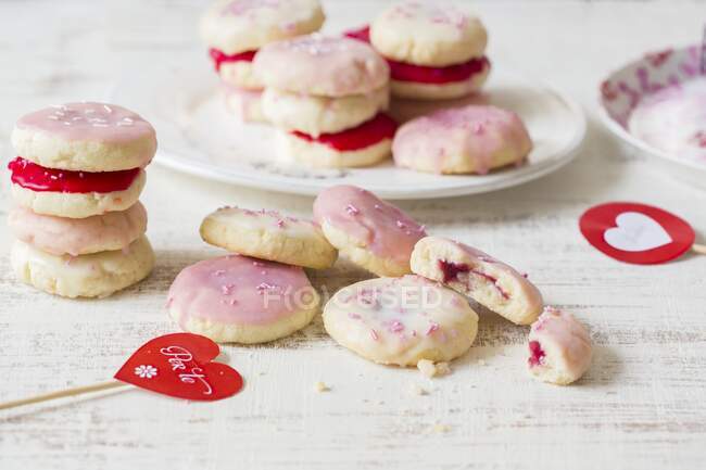 Mandelkekse mit rosa Zuckerguss zum Valentinstag — Stockfoto