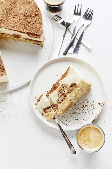 Uma fatia de bolo de tiramisu caseiro — Fotografia de Stock