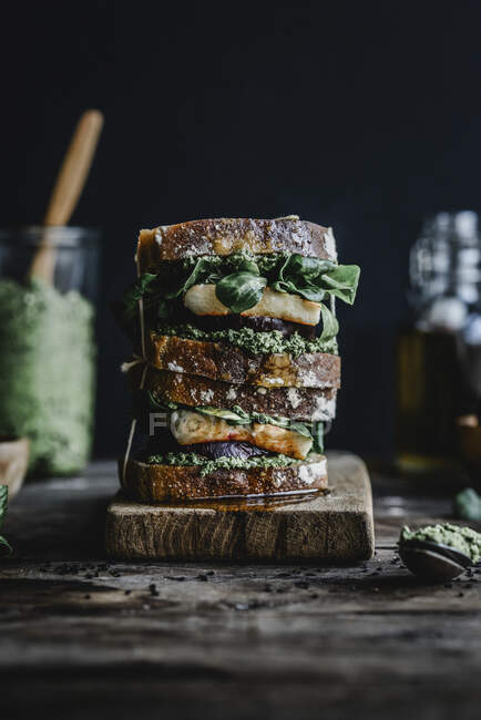 Сэндвич с песто, жареная свекла, салат ягненка и жареный галлуми — стоковое фото