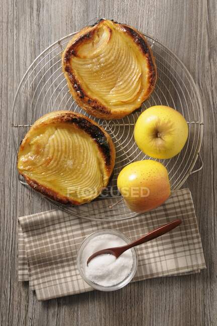 Tartelette Fine aux pommes (міні яблучний пиріг, Франція).) — стокове фото