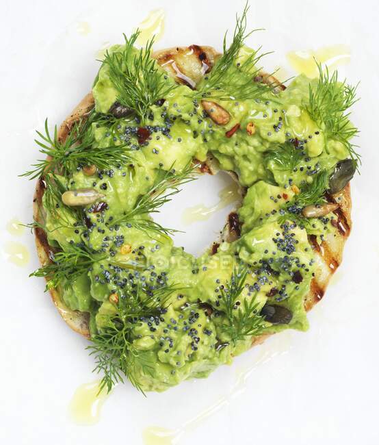 A grilled bagel with avocado cream and dill (close up) — Stock Photo