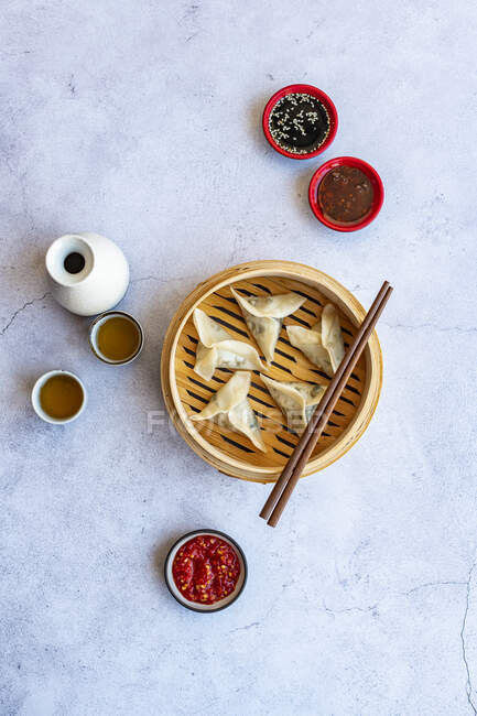 Steamed prawn dumplings with chilli oil, sambal oelek and soy Sauce — Stock Photo