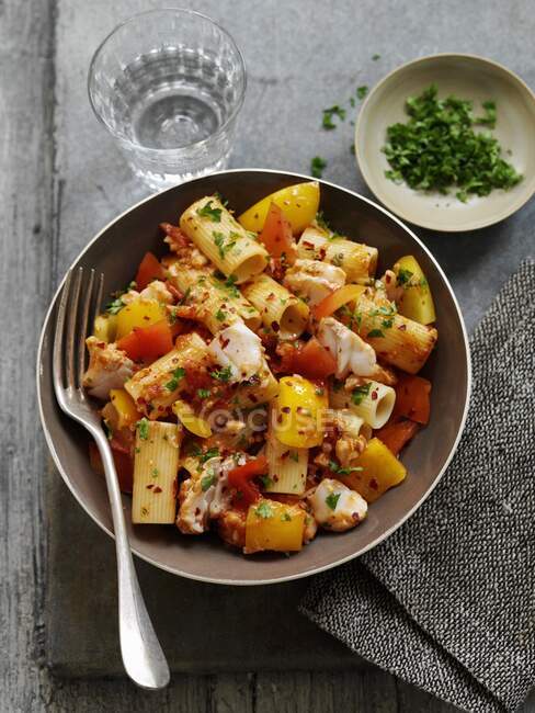 Warm rigatoni salad with hake and red and yellow pepper — Stock Photo