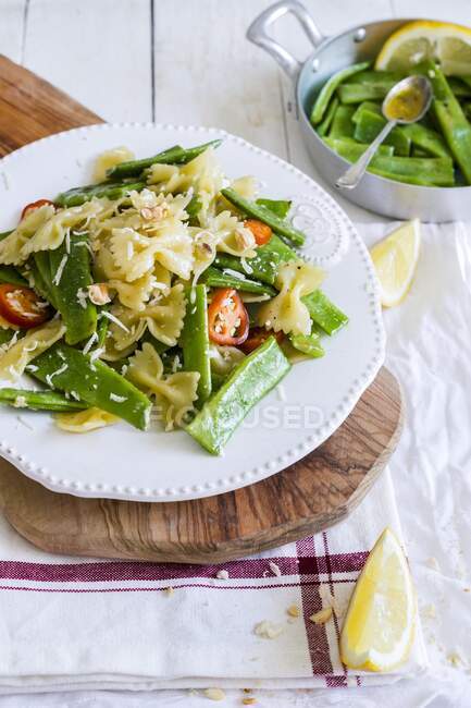Салат из макарон с зеленой фасолью и лимонным винегретом — стоковое фото