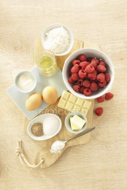 Ingredientes para um bolo de caneca com iogurte e framboesas — Fotografia de Stock