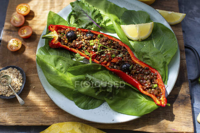 A pointed pepper filled with lentils, olives and dukkah — Stock Photo