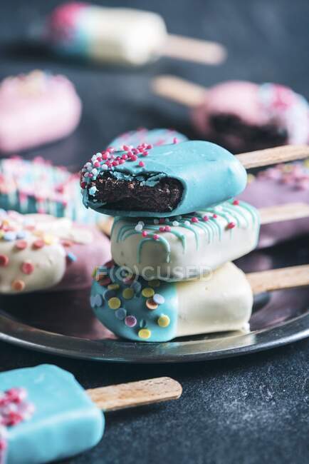 Cake pops in the shape of ice lollies with brightly coloured icing (close-up) — Stock Photo