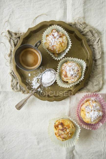 Muffins de amêndoa servidos com café (vista superior) — Fotografia de Stock