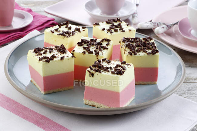 Colorido pastel de espuma con sabores de frambuesa y limón - foto de stock