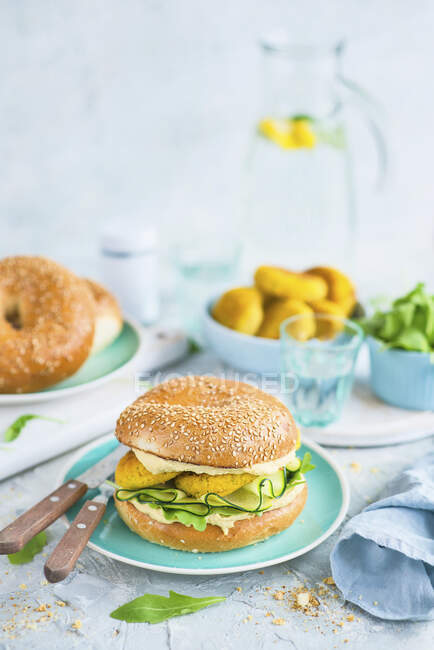 Vegeterian burger with hummus, zucchini and egg cutlet — Stock Photo