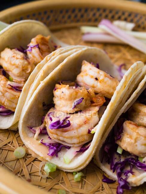 Pan Asian shrimp tacos with red cabbage and green apple slaw — Stock Photo