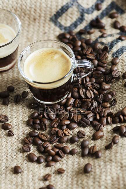 Café expreso con granos de café - foto de stock