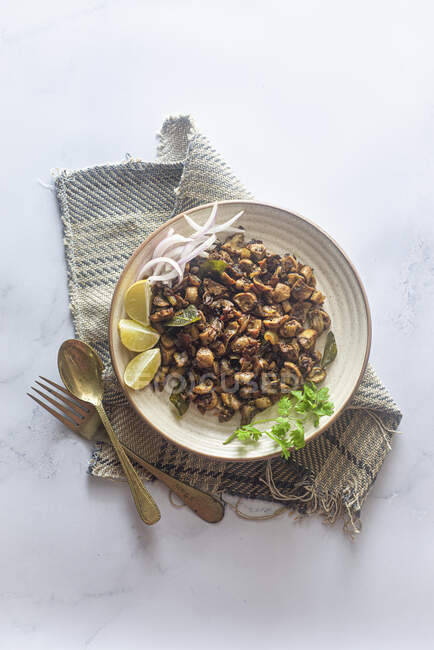 Pilzpfanne mit Curryblättern und Limette — Stockfoto