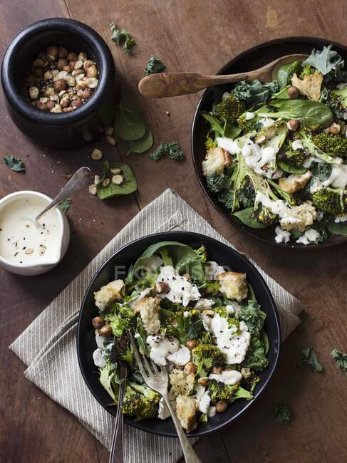 Salad with grilled broccoli, cauliflower, spinach, cabbage, garlic, dukkah and yoghurt dip — Stock Photo