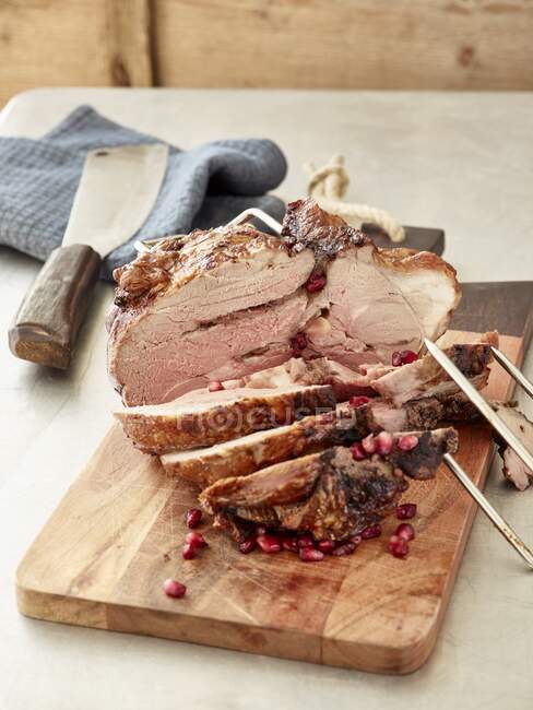 Stuffed grilled lamb with pomegranate seeds — Stock Photo