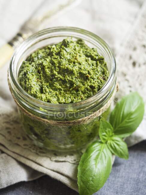 Pesto vert végétalien dans un pot — Photo de stock