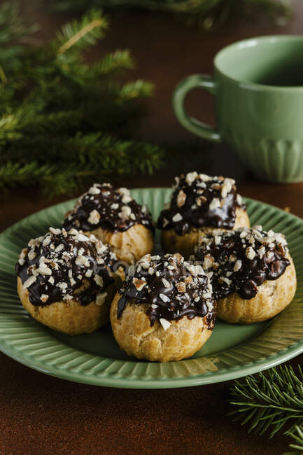 Close-up shot of delicious Chocolate and almond profiteroles — Stock Photo