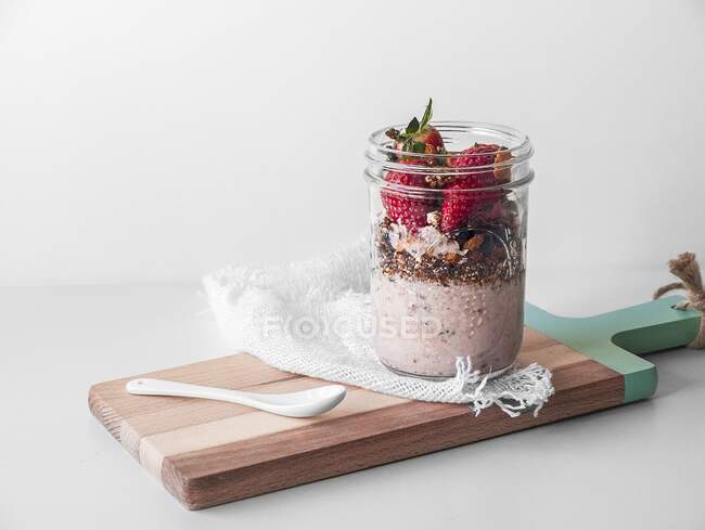 Petit déjeuner végétalien en verre avec yaourt, muesli et fraises — Photo de stock