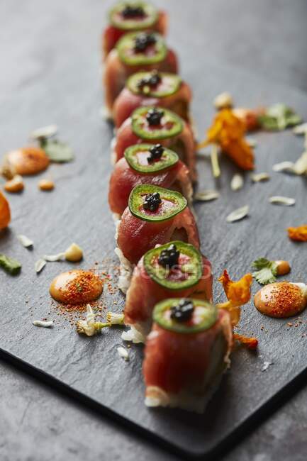 Sushi mit Thunfisch, Chili und Kaviar auf Schiefertafel — Stockfoto