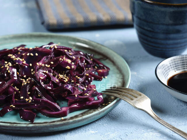 Red cabbage salad with sesame seeds — Stock Photo