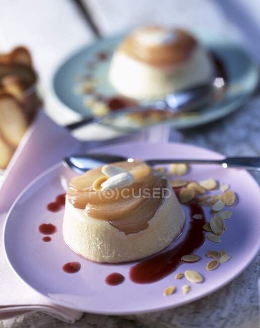 Pear flan with flaked almonds — Stock Photo