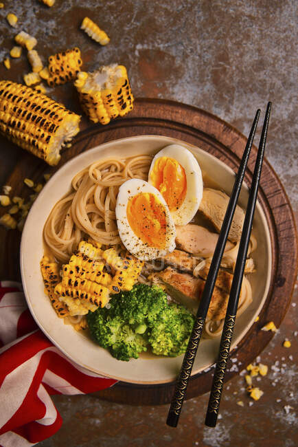 Ramen soup with meat, broccoli, corn on the cob and egg — Stock Photo
