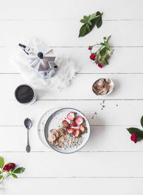 Yoghurt bowl with strawberries and puffed quinoa — Stock Photo