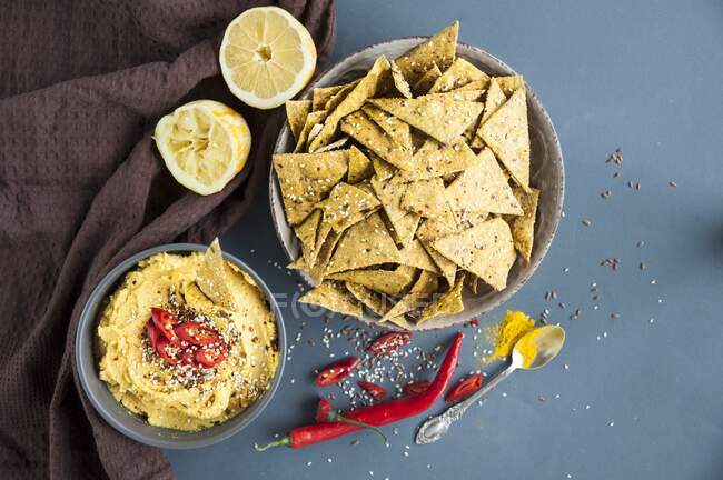 Spicy crackers with turmeric hummus (seen from above) — Stock Photo